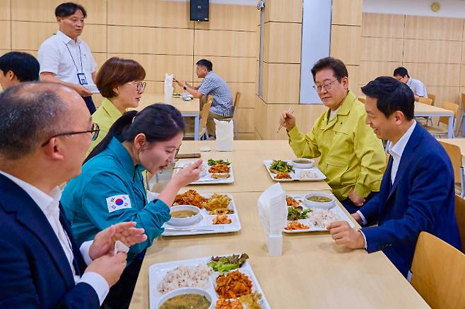 직원들과 오찬하는 이재명 대통령. 연합뉴스