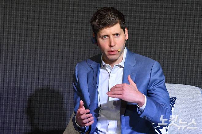 챗GPT 개발사인 오픈AI의 창업자 샘 올트먼 CEO가 4일 오전 서울 중구 플라자호텔에서 열린 '카카오 미디어데이'에 참석해 정신아 카카오 대표와 대담을 하고 있다. 류영주 기자