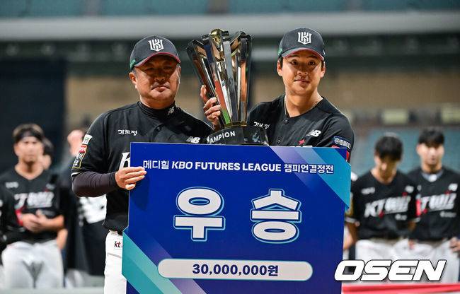 [OSEN=고척, 박준형 기자]  퓨처스리그 최강팀이 KT의 마법에 무너졌다.&nbsp;김호 감독이 이끄는 KT 위즈 퓨처스팀은 1일 서울 고척스카이돔에서 열린 2025 KBO 퓨처스리그 상무와의 챔피언결정전에서 10-5로 승리했다.&nbsp;시상식에서 KT 김호 감독과 강민성이 포즈를 취하고 있다.   2025.10.01 / soul1014@osen.co.kr