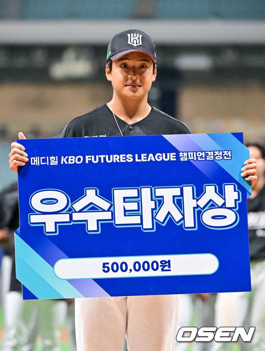 [OSEN=고척, 박준형 기자]  퓨처스리그 최강팀이 KT의 마법에 무너졌다.&nbsp;김호 감독이 이끄는 KT 위즈 퓨처스팀은 1일 서울 고척스카이돔에서 열린 2025 KBO 퓨처스리그 상무와의 챔피언결정전에서 10-5로 승리했다.&nbsp;시상식에서 우수타자상을 수상한 KT 강민성이 포즈를 취하고 있다.   2025.10.01 / soul1014@osen.co.kr