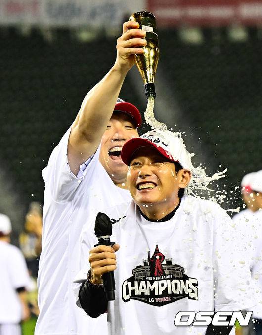 [OSEN=잠실, 지형준 기자] 프로야구 LG 트윈스가 극적으로 2025 정규시즌 우승을 차지했다. 자력 우승이 물거품이 된 LG는 SSG 랜더스가 한화 이글스에 극적인 끝내기 승리를 거두면서 우승을 확정했다.&nbsp;LG는 1일 서울 잠실구장에서 열린 2025 KBO리그 NC와 시즌 마지막 경기에서&nbsp;3-7로 패배했다.&nbsp;이로써 LG는 85승 3무 56패로 시즌을 마쳤다.&nbsp;LG 염경엽 감독이 정규시즌 우승을 차지하며 김현수의 샴페인 세례를 받고 있다. 2025.10.01 /jpnews@osen.co.kr