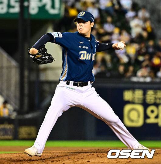 [OSEN=잠실, 지형준 기자] 1일 서울 잠실구장에서 ‘2025 신한 SOL Bank KBO리그’ LG 트윈스와 NC 다이노스의 경기가 열렸다.LG는 우승 매직넘버 ‘1’을 남겨두고 있다. 시즌 마지막 경기에서 우승 샴페인을 터뜨릴 수 있다.&nbsp;NC는 전날 KT에 9-4 승리를 거두며 5위로 올라섰다. 6위 KT에 승차없이 승률에 앞선 5위다.&nbsp;2회말 NC 김영규가 역투하고 있다. 2025.10.01 /jpnews@osen.co.kr