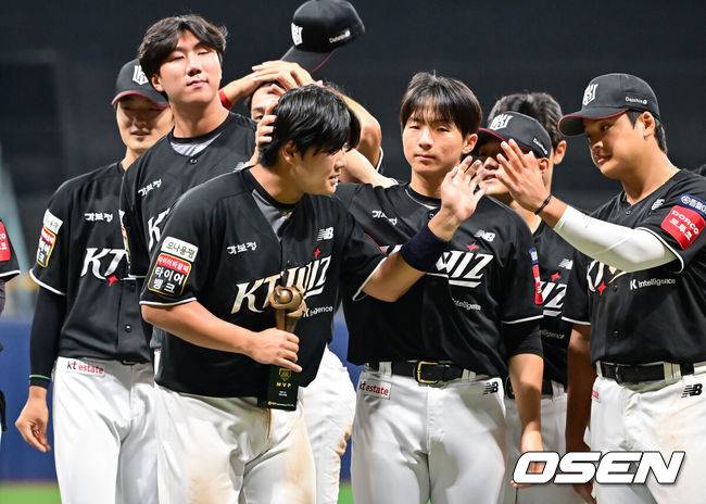 [OSEN=고척, 박준형 기자]  퓨처스리그 최강팀이 KT의 마법에 무너졌다.&nbsp;김호 감독이 이끄는 KT 위즈 퓨처스팀은 1일 서울 고척스카이돔에서 열린 2025 KBO 퓨처스리그 상무와의 챔피언결정전에서 10-5로 승리했다.&nbsp;시상식에서 챔피언 MVP 김민석이 동료들의 축하를 받고 있다  2025.10.01 / soul1014@osen.co.kr