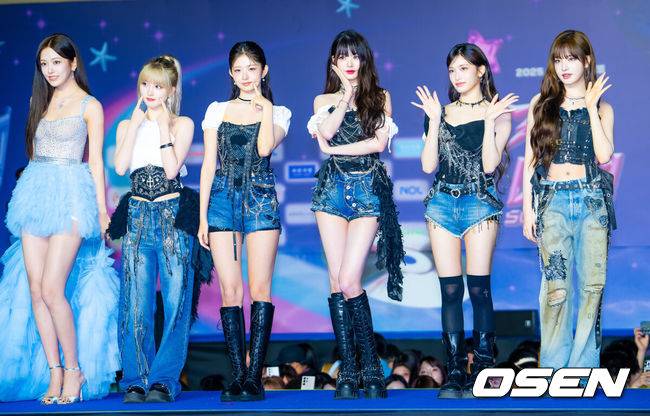 [OSEN=고양, 민경훈 기자] 26일 오후 경기도 고양시 일산서구 킨텍스 제1전시장에서 '2025 SBS 가요대전 Summer' 블루카펫 행사가 열렸다.이날 블루카펫에는 아이브(IVE), 있지(ITZY), 엔믹스(NMIXX), 엔시티 127(NCT 127), 엔시티 위시(NCT WISH), 잔나비, 폴킴, 미야오(MEOVV), 이즈나(izna), 싸이커스(xikers), 올데이 프로젝트(ALLDAY PROJECT), 아홉(AHOF), 비:퍼스트(BE:FIRST), 유스피어(USPEER)와 함께 3MC인 NCT 도영, 아이브 유진, 투모로우바이투게더 연준이 참석했다.한편, '2025 SBS 가요대전 Summer'는 26일과 27일 양일간 일산 킨텍스에서 진행된다.아이브가 입장하며 포즈를 취하고 있다. 2025.07.26 / rumi@osen.co.kr
