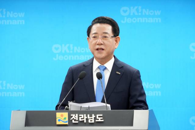 ▲2일 오전 10시30분 브리핑룸에서 김영록 지사가 전남 서남권 오픈 AI-SK 합작 글로벌 데이터센터 투자와 관련 브리핑을 열고 환영 입장을 밝히고 있다.2025.10.02ⓒ전남도 제공