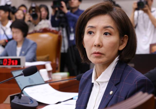 ▲지난달 24일 서울 여의도 국회에서 열린 법제사법위원회 전체회의에서 나경원 의원이 무소속 최혁진 의원의 발언을 듣고 바라보고 있다. ⓒ연합뉴스