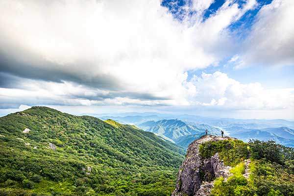 운장산 서봉. 봉우리 끝쪽 암부는 유명한 박지다.