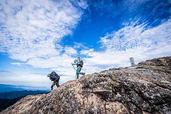 운장산 서봉은 칠성대라는 또 다른 이름을 가지고 있다. 정상부의 바위는 누워 쉬기 좋다.