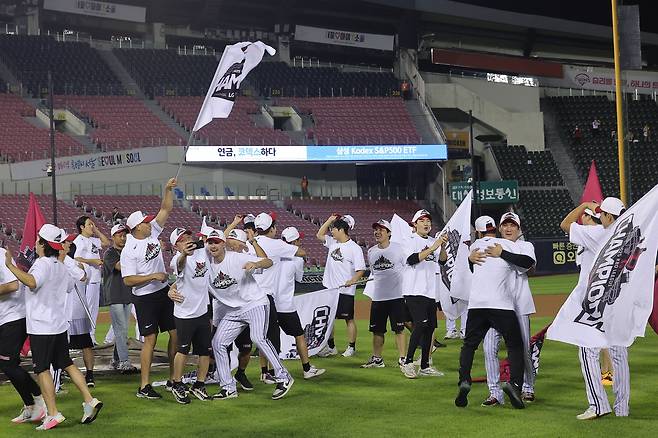 LG 트윈스 선수 및 코칭스태프들이 1일 서울 잠실야구장에서 정규 시즌 우승을 확정한 뒤 기뻐하고 있다. 연합