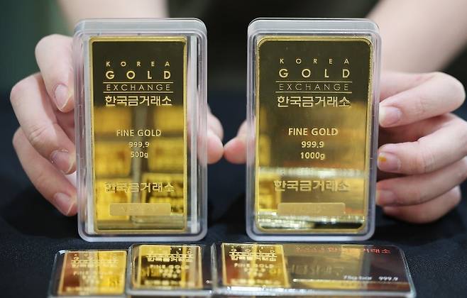 1일 서울 종로구 한국금거래소에서 직원이 골드바를 내보이고 있다. 뉴스1