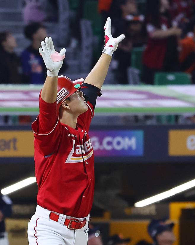 1일 인천 SSG랜더스필드에서 열린 2025 프로야구 한화 이글스와 SSG 랜더스의 경기. 9회 말 2사 1루 상황에서 SSG 이율예가 역전 끝내기 투런 홈런을 친 뒤 두 팔을 번쩍 들어올리고 있다. 연합