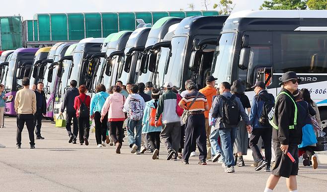 중국인 단체관광객 무비자 입국 첫날인 지난달 29일 오전 인천 연수구 인천항 국제크루즈터미널에 입국한 중국인 단체 크루즈관광객들이 버스로 향하고 있다. 인천=연합뉴스