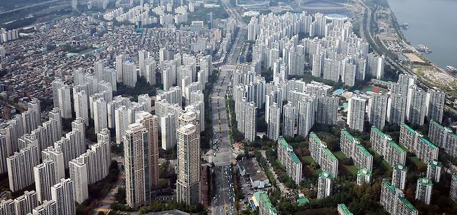 서울 송파구 일대 아파트 단지 전경. 추석 연휴를 앞두고 재건축 추진 단지와 대단지를 중심으로 집값 상승세가 이어지고 있다. 뉴스1