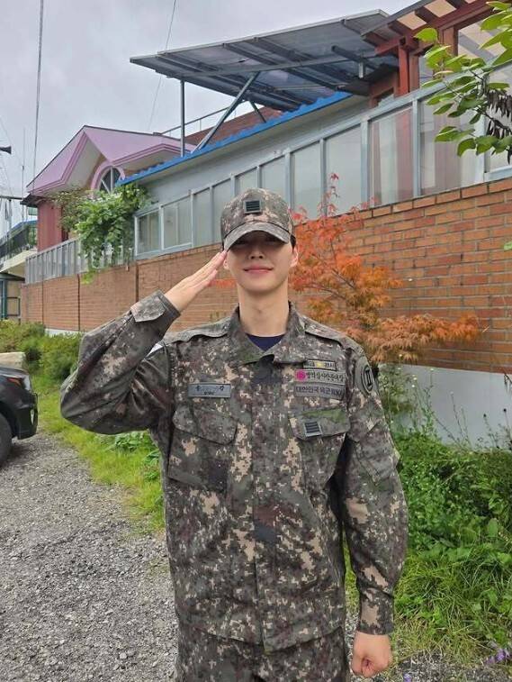 송강이 소속 부대에서 18개월의 현역 군 생활을 마치고 만기 제대했다. 송강 인스타그램 캡처