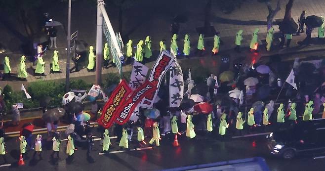 보수단체, 반중 구호 속 행진 - 윤석열 전 대통령을 지지하는 보수 성향의 단체들이 19일 서울 명동에서 집회가 제한되자 종각 인근에서 ‘반중 시위’ 행진을 하고 있다. 중국인 관광객들이 많고 주한 중국대사관이 위치한 서울 명동에서 집회가 제한되자 인근 도심에서 행진이 열린 것이다. 2025.9.19 뉴스1