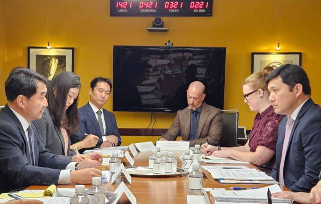 한미 정부 당국자들이 지난달 30일 미국 워싱턴DC에서 비자 워킹그룹 첫 회의를 열고 있다. 사진 제공=외교부