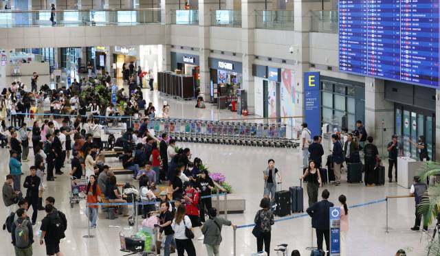 중국인 단체관광객 무비자 입국 첫날인 지난달 29일 인천국제공항을 통해 외국인 관광객들이 입국하고 있다. 연합뉴스