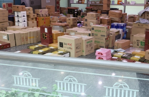 서울 여의도 국회 의원회관 입구 로비에 추석 선물 택배 상자가 가득 쌓여 있다. 연합뉴스