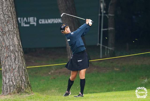 방신실이 2일 동부건설·한국토지신탁 챔피언십 2라운드 1번 홀에서 두 번째 샷을 하고 있다. 사진 제공=KLPGA
