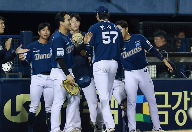 NC 전사민이 1일 잠실 LG전에서 이닝을 마무리한 뒤 덕아웃으로 들어가며 동료들로부터 격려를 받고 있다. 전사민은 3이닝 무실점 완벽투로 팀의 7-3 승리를 이끌었다. 잠실｜뉴시스