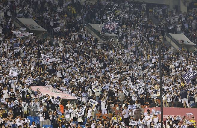 30일 잠실야구장에서 열린 프로야구 LG와 두산의 경기.  두산 박지훈이 9회초 1사 1,3루 상황에서 1타점 안타를 치자 두산 팬들이 환호하고 있다. 2025.9.30 연합뉴스