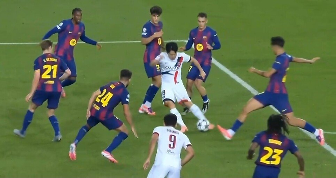 PSG 이강인이 2일 유럽챔피언스리그 바르셀로나전에서 상대 수비수 6명 틈에서 왼발슈팅을 날리고 있다. 방송화면 캡처