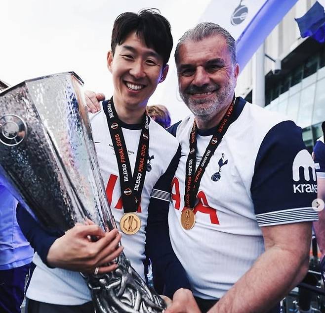 지난 시즌 유로파리그 우승을 차지한 뒤 손흥민과 사진을 찍은 안지 포스테코글루 감독. 토트넘 홋스퍼 SNS 캡처