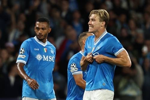 나폴리 호일룬이 2일 스포르팅전에서 골을 넣은 뒤 엠블럼을 가리키며 세리머니하고 있다. AP연합뉴스