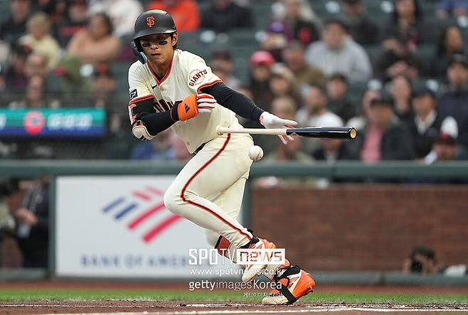 ▲ 5월 12일 경기에서 번트를 시도하는 이정후.