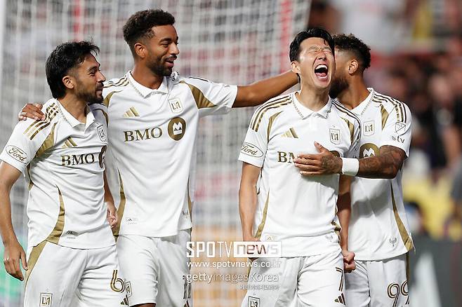 ▲ 올 시즌 MLS 우승 레이스는 손흥민과 부앙가 듀오가 어디까지 팀을 끌어올릴 수 있느냐에 달려 있다. 메시 개인이 빛나는 무대는 수없이 봐왔지만, 손흥민처럼 팀 전체를 살리고, 또 다른 슈퍼스타와 균형을 이루며 우승을 향해 가는 그림은 드물다. 이는 곧 ‘손흥민 효과’의 본질이기도 하다. 올가을 MLS 플레이오프, 모든 시선이 LAFC와 손흥민을 향하고 있는 이유다.