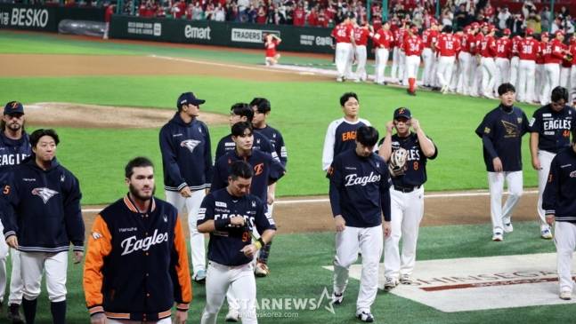 한화 선수들이 1일 SSG전 끝내기 홈런을 맞고 패배한 뒤 아쉬운 표정을 지으며 경기장을 빠져나가고 있다. /사진=강영조 선임기자