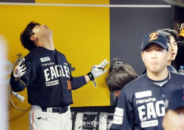 7회초 대타로 투입돼 역전 투런 홈런을 터뜨린 이진영(왼쪽)이 세리머니를 하고 있다. /사진=강영조 선임기자