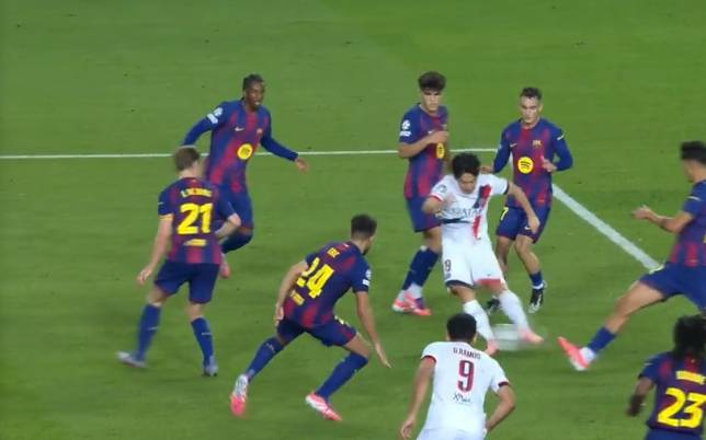 파리 생제르맹(PSG) 이강인이 2일(한국시간) 스페인 바르셀로나의 에스타디 올림픽 류이스 쿰파니스에서 열린 2025~2026 유럽축구연맹(UEFA) 챔피언스리그(UCL) 리그 페이즈 2차전 FC바르셀로나전에서 상대 수비수들 사이에서 왼발 슈팅을 시도하고 있다. /사진=중계화면 캡쳐