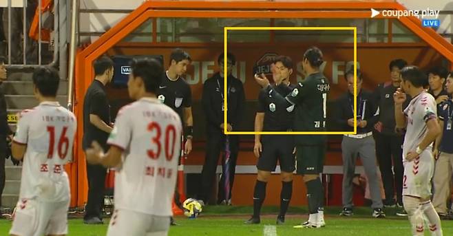 지난달 28일 수원FC전에서 퇴장당한 뒤 주심에게 박수를 치고 있는 제주 SK 김동준. /사진=중계화면 캡처
