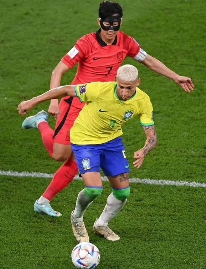 2022 카타르 월드컵 16강전 맞대결하는 손흥민(위)과 히샬리송의 모습. /사진=히샬리송 SNS 갈무리