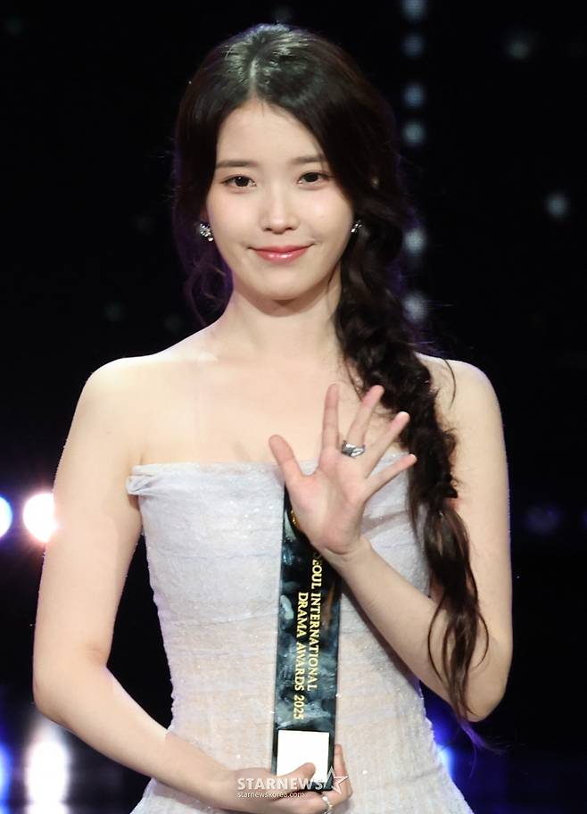 (서울=뉴스1) 권현진 기자 = 배우 아이유가 2일 오후 서울 여의도 KBS 홀에서 열린 제20회 서울드라마어워즈에 참석해 K-드라마 부문 연기자상을 받은 뒤 인사를 하고 있다. 2025.10.2/뉴스1  Copyright (C) 뉴스1. All rights reserved. 무단 전재 및 재배포,  AI학습 이용 금지. /사진=(서울=뉴스1) 권현진 기자