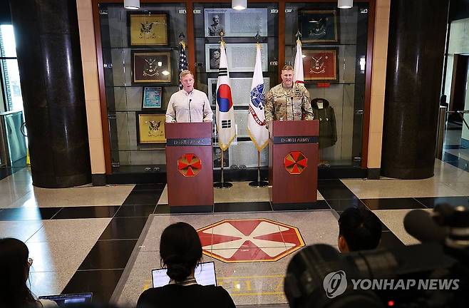 미국 육군장관 방한 미디어 간담회 (평택=연합뉴스) 홍해인 기자 = 대니얼 드리스콜 미국 육군장관(왼쪽)과 윌리엄 테일러 미8군 사령관 직무대행이 1일 경기도 평택시 캠프 험프리스에서 미디어 간담회를 하고 있다. 2025.10.2 hihong@yna.co.kr