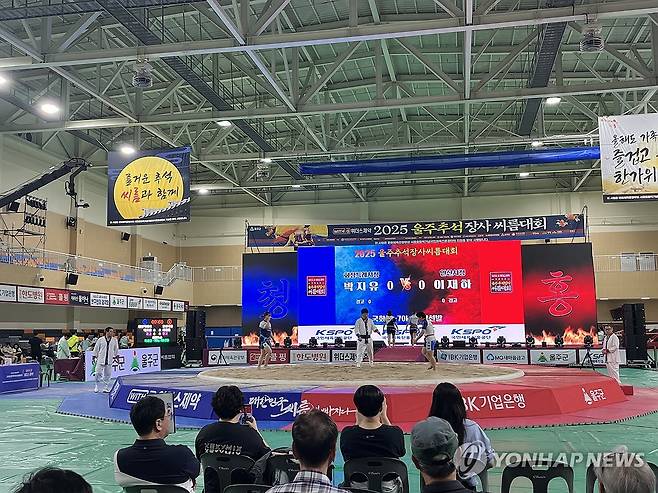 '2025 울주 추석장사씨름대회' 개막 (울산=연합뉴스)  추석 명절을 맞아 2일부터 8일까지 울산 울주종합체육센터에서 '위더스제약 2025 울주 추석장사씨름대회'가 열린다. 2025.10.2 [울주군 제공.재판매 및 DB 금지] young@yna.co.kr