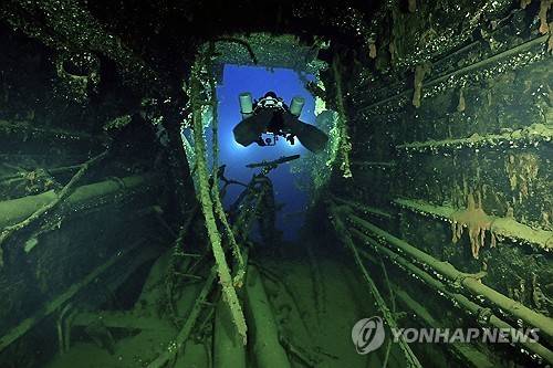 잠수부가 브리태닉호를 탐사하는 모습 [AFP 연합뉴스 자료사진. 재판매 및 DB 금지]