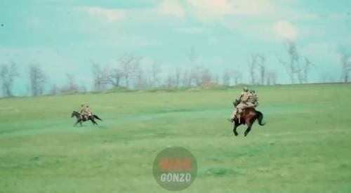 말 타고 훈련하는 러시아 병사들 ['워 곤조' 영상 캡처. 재판매 및 DB 금지]