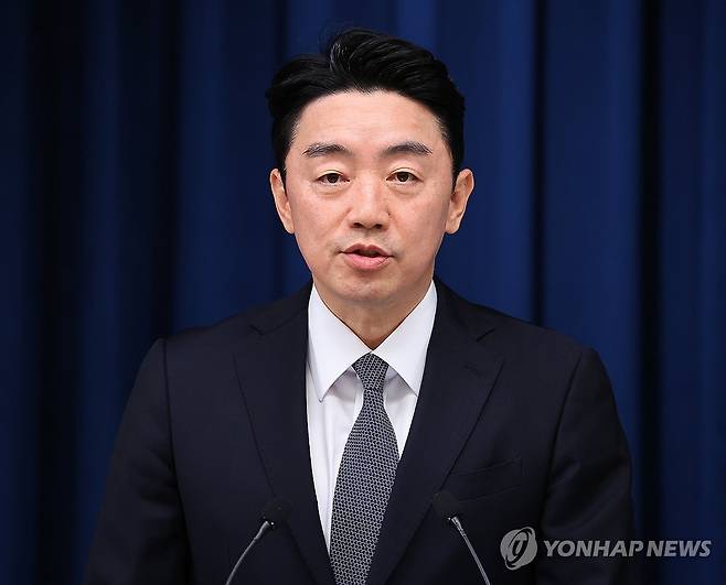 청년 주간 행사 관련 브리핑하는 강훈식 비서실장 (서울=연합뉴스) 김도훈 기자 = 강훈식 대통령 비서실장이 19일 용산 대통령실에서 청년의 날을 맞아 진행했던 청년 주간 행사 관련 브리핑을 하고 있다. 2025.9.19 superdoo82@yna.co.kr