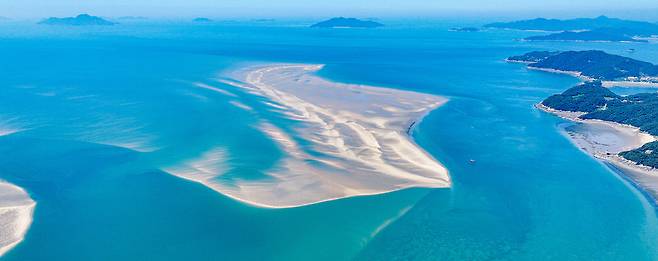 ▲ 지난달 9일 인천 옹진군 자월면 대이작도 앞바다에서 썰물 때 드러난 풀등의 모습. /인천일보