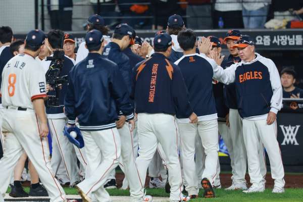 한화 선수단 *지난 달 29일 LG전서 승리한 뒤 하이파이브