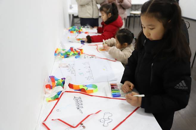 국립광주박물관은 추석 연휴인 10월 7일 '2025 추석맞이 만들기 체험'을 진행한다. 아이들이 댕글팟(모빌)과 연 만들기를 직접 만들어 볼 수 있다./국립광주박물관 제공