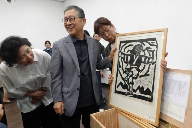 지난달 23일 오후 부산 중구 가톨릭센터 대청갤러리에서 열린 홍성담 작가의 ‘독일 유배 작품 봉인 해제 행사’ 모습. 박희진 사진가 제공