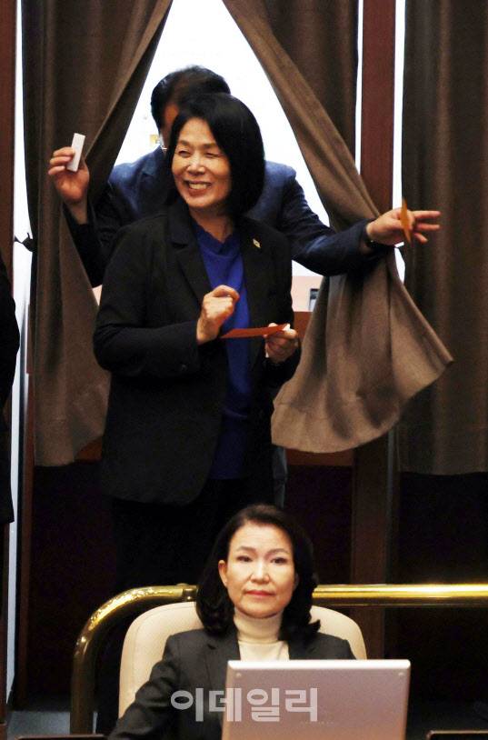 최민희 국회 과학기술정보통신위원장이 지난달 27일 오후 서울 여의도 국회에서 열린 본회의에서 방송미디어통신위원회의 설치 및 운영에 관한 법률안(대안)에 대한 무제한토론 종결동의의 건 기표를 마치고 밖으로 나서며 이진숙 당시 방송통신위원장 뒤로 지나가고 있다. (사진=뉴시스)