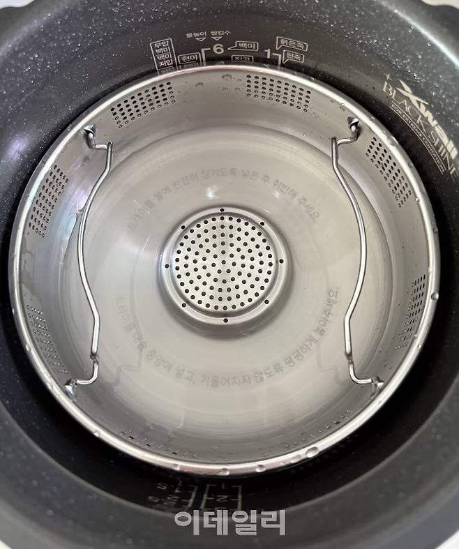 저당밥을 지을 때는 쌀과 물을 앉힌 뒤 저당트레이를 물에 잠기도록 올려두고 취사를 시작한다. (사진= 김혜미 기자)