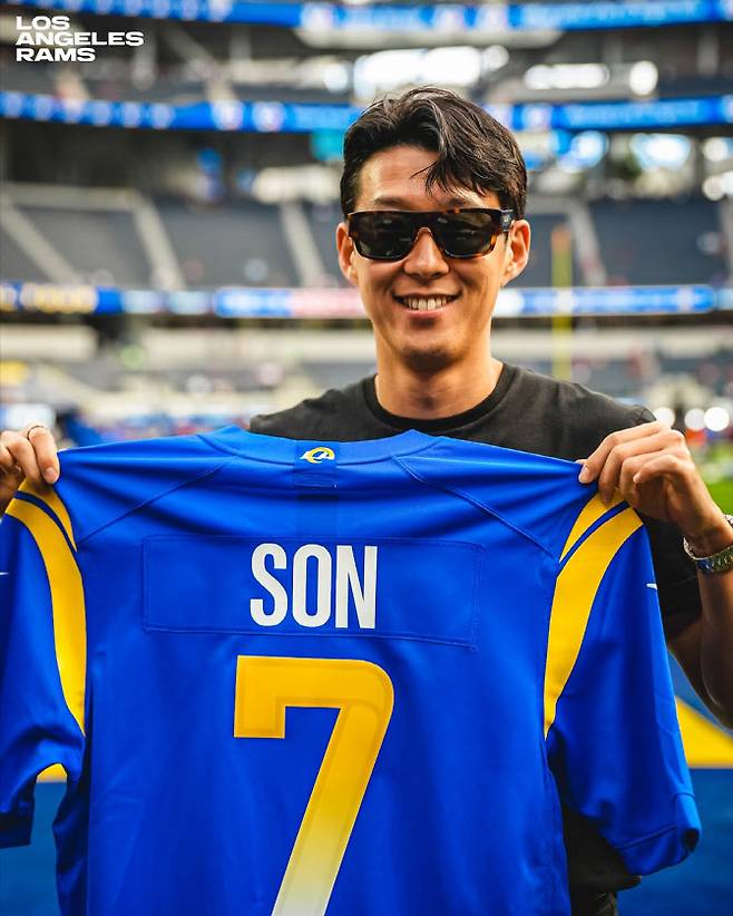 미국프로풋볼(NFL) LA 램스 경기장을 찾은 손흥민이 자신의 이름과 등번호 7번이 적힌 유니폼을 들고 기념촬영을 하고 있다. 사진=LA 램스 구단 SNS