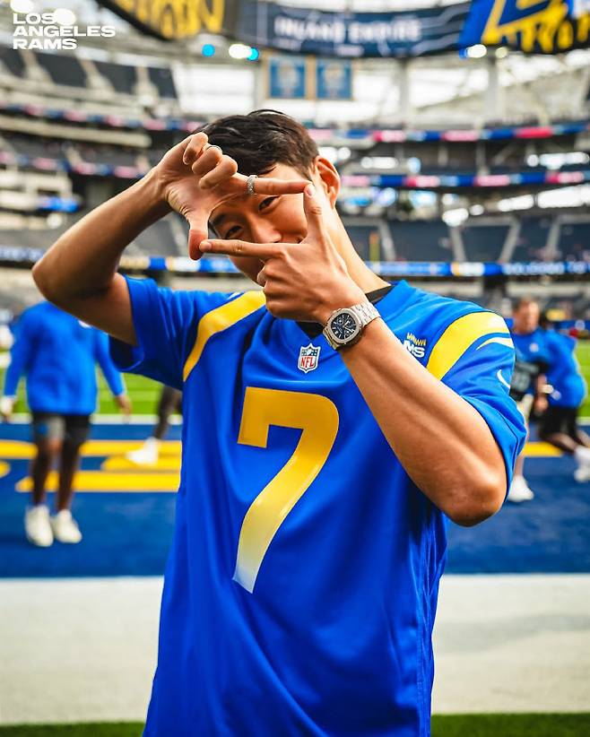 미국프로풋볼(NFL) LA 램스 경기장을 찾은 손흥민이 자신의 이름과 등번호 7번이 적힌 유니폼을 입은 채 특유의 ‘찰칵 세리머니’를 하고 있다. 사진=LA 램스 구단 SNS