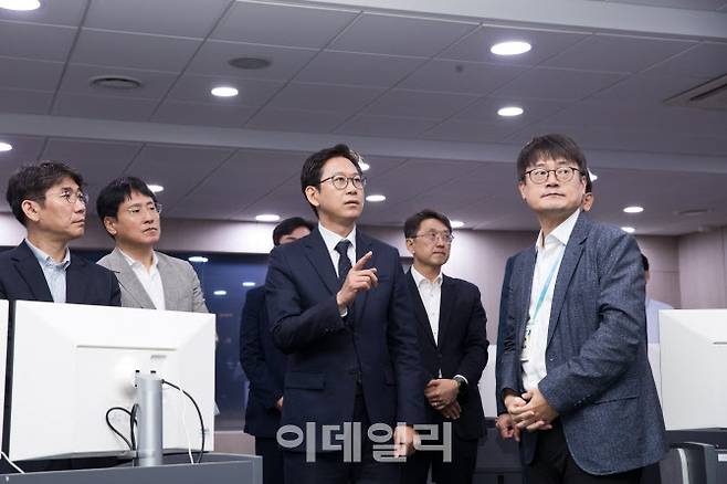 배경훈 부총리 겸 과기정통부 장관이 추석 연휴 첫날인 3일 한국인터넷진흥원 인터넷침해대응센터(KISC)를 방문해 사이버보안 대응 현황을 면밀히 점검하고 있다. (사진=과기정통부)